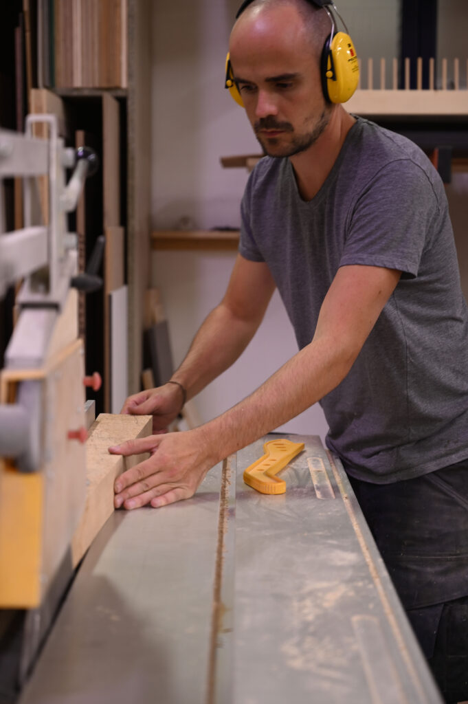 Portrait de Lucien Gumy dans son atelier